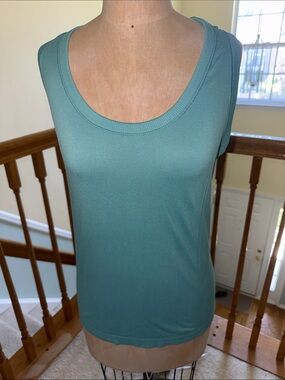 Sleeveless Scoop Neck Tank Top in Teal